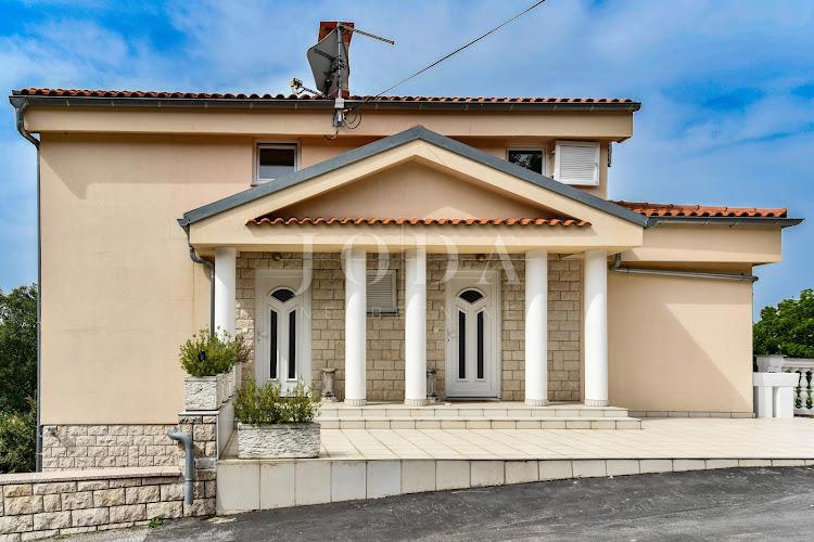 Crikvenica - entroterra, casa con tre appartamenti ai margini della cintura verde