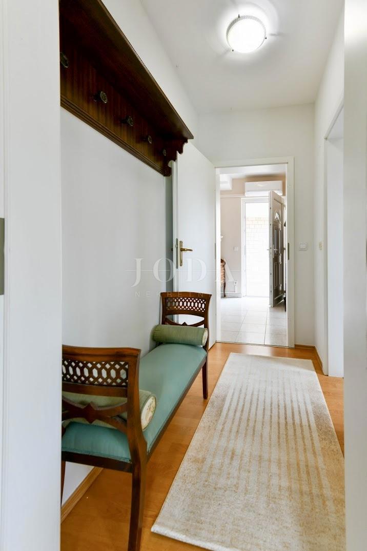 Crikvenica - entroterra, casa con tre appartamenti ai margini della cintura verde