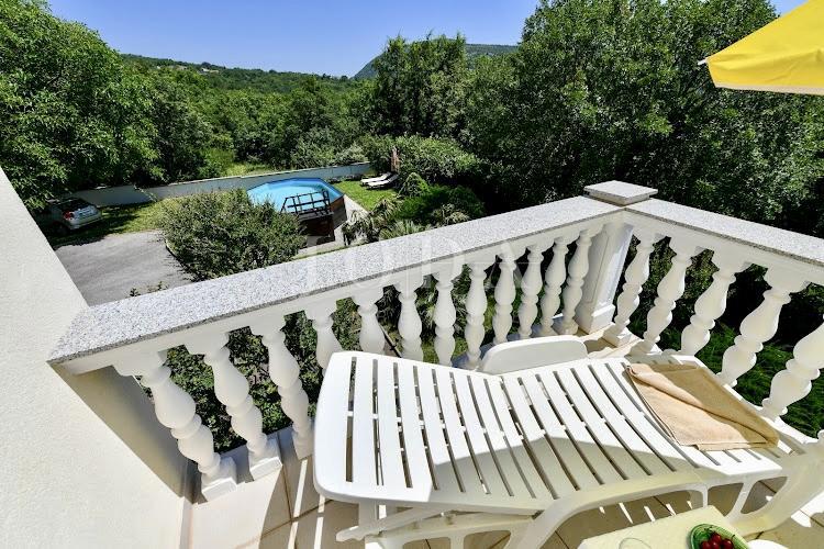 Crikvenica - entroterra, casa con tre appartamenti ai margini della cintura verde