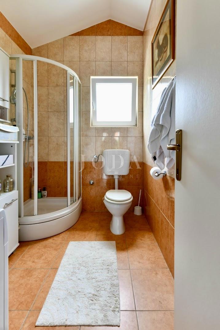 Crikvenica - entroterra, casa con tre appartamenti ai margini della cintura verde