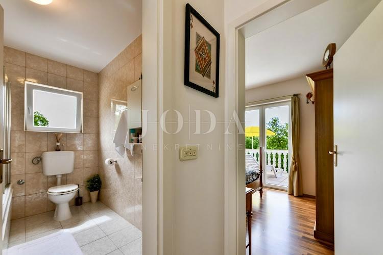 Crikvenica - entroterra, casa con tre appartamenti ai margini della cintura verde