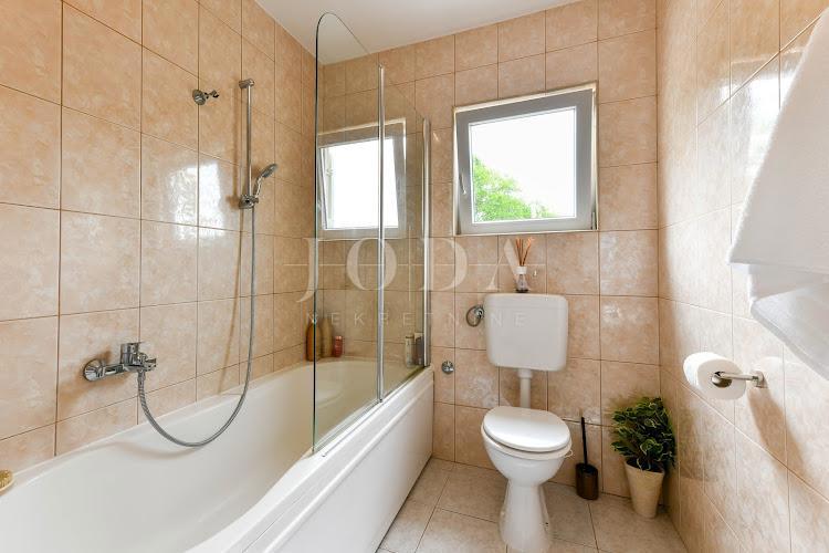 Crikvenica - entroterra, casa con tre appartamenti ai margini della cintura verde