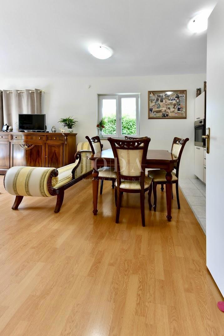 Crikvenica - entroterra, casa con tre appartamenti ai margini della cintura verde