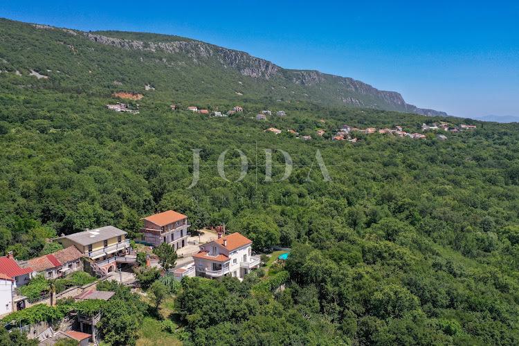 Crikvenica - entroterra, casa con tre appartamenti ai margini della cintura verde