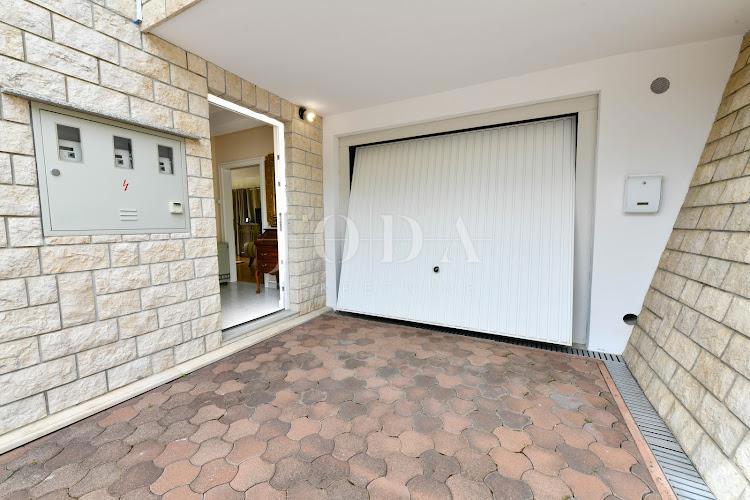 Crikvenica - entroterra, casa con tre appartamenti ai margini della cintura verde