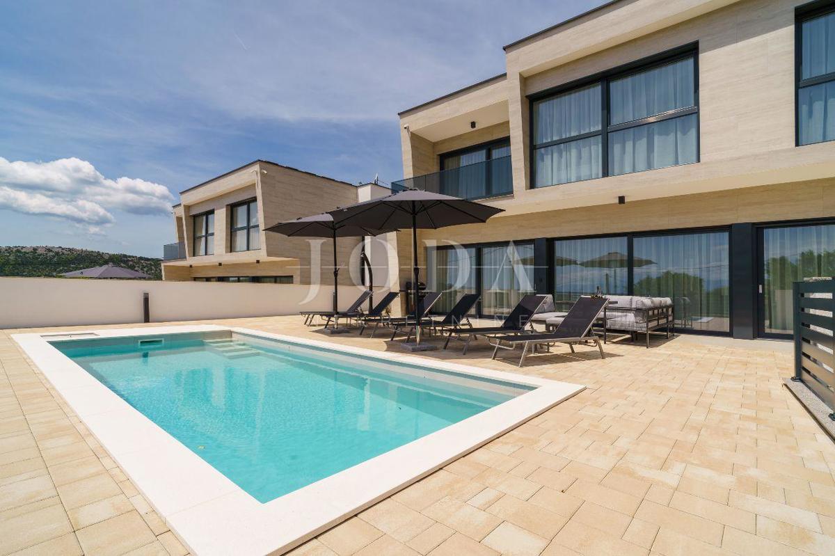 Bribir villa moderna con piscina e vista mare
