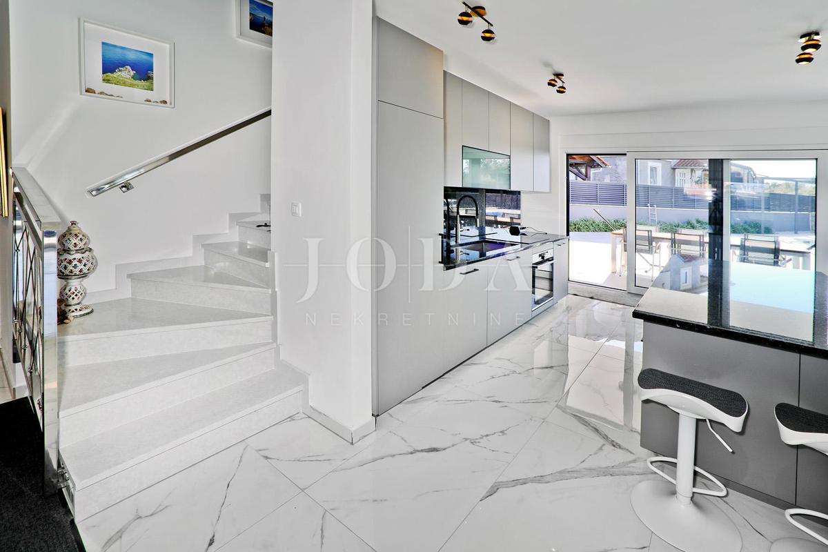 Villa moderna con vista mare - Malinska, isola di Krk