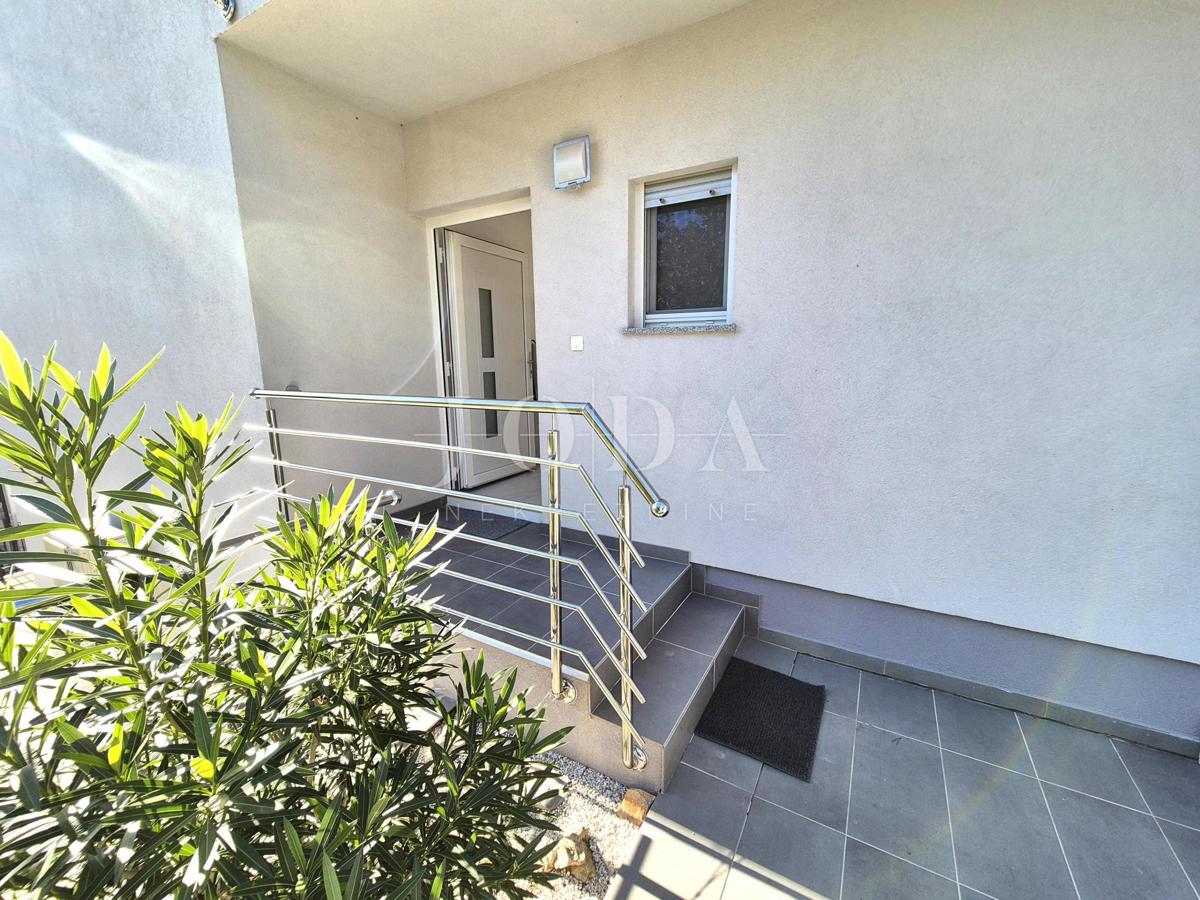 Nuovo edificio con vista mare