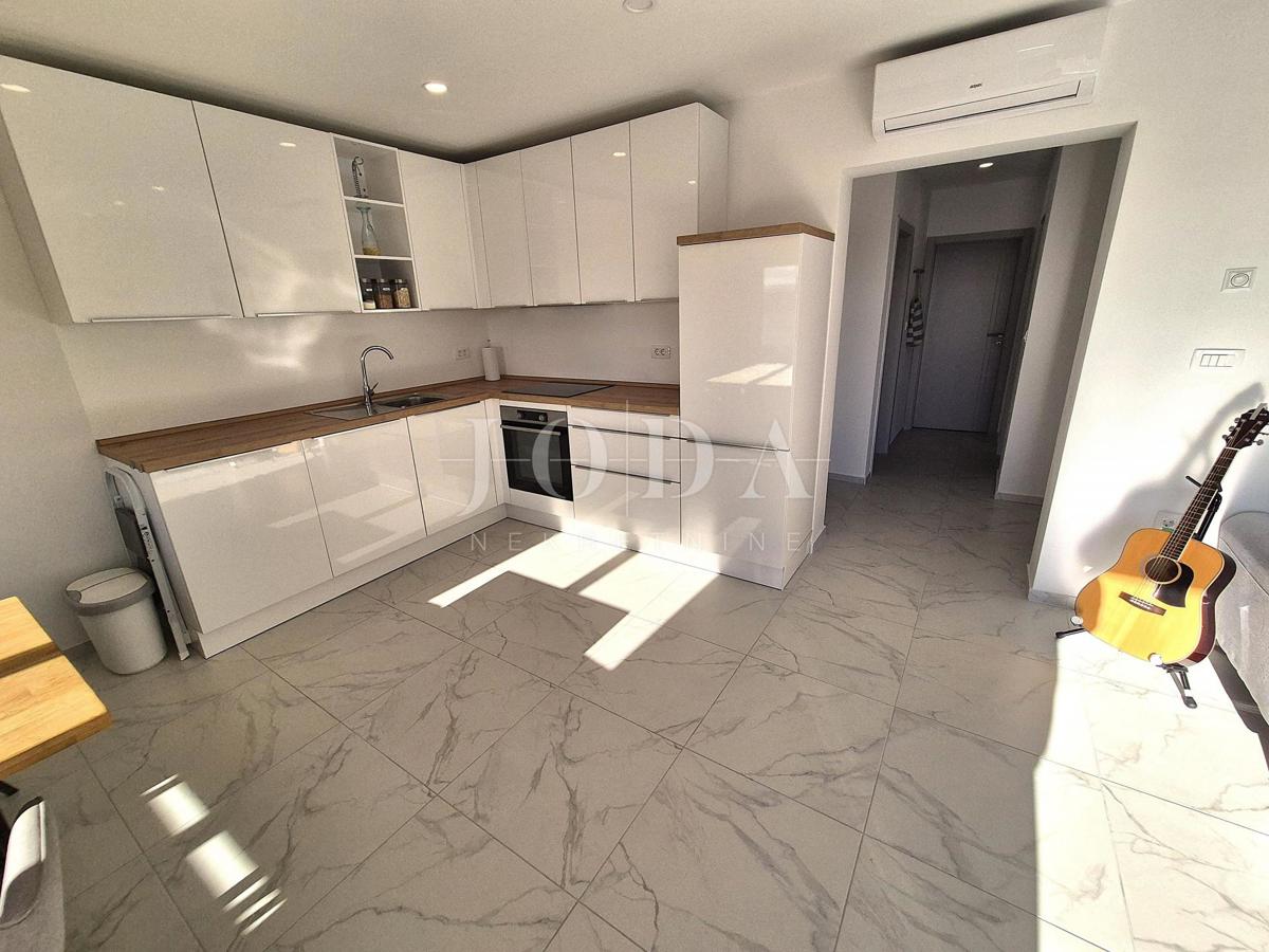 Nuovo edificio con vista mare