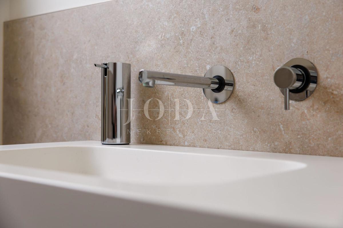 Casa di lusso in prima fila sul mare