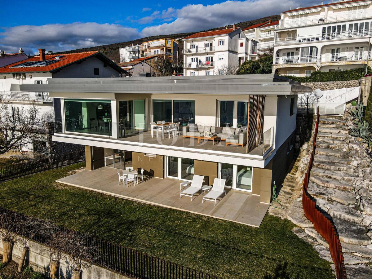 Casa di lusso in prima fila sul mare