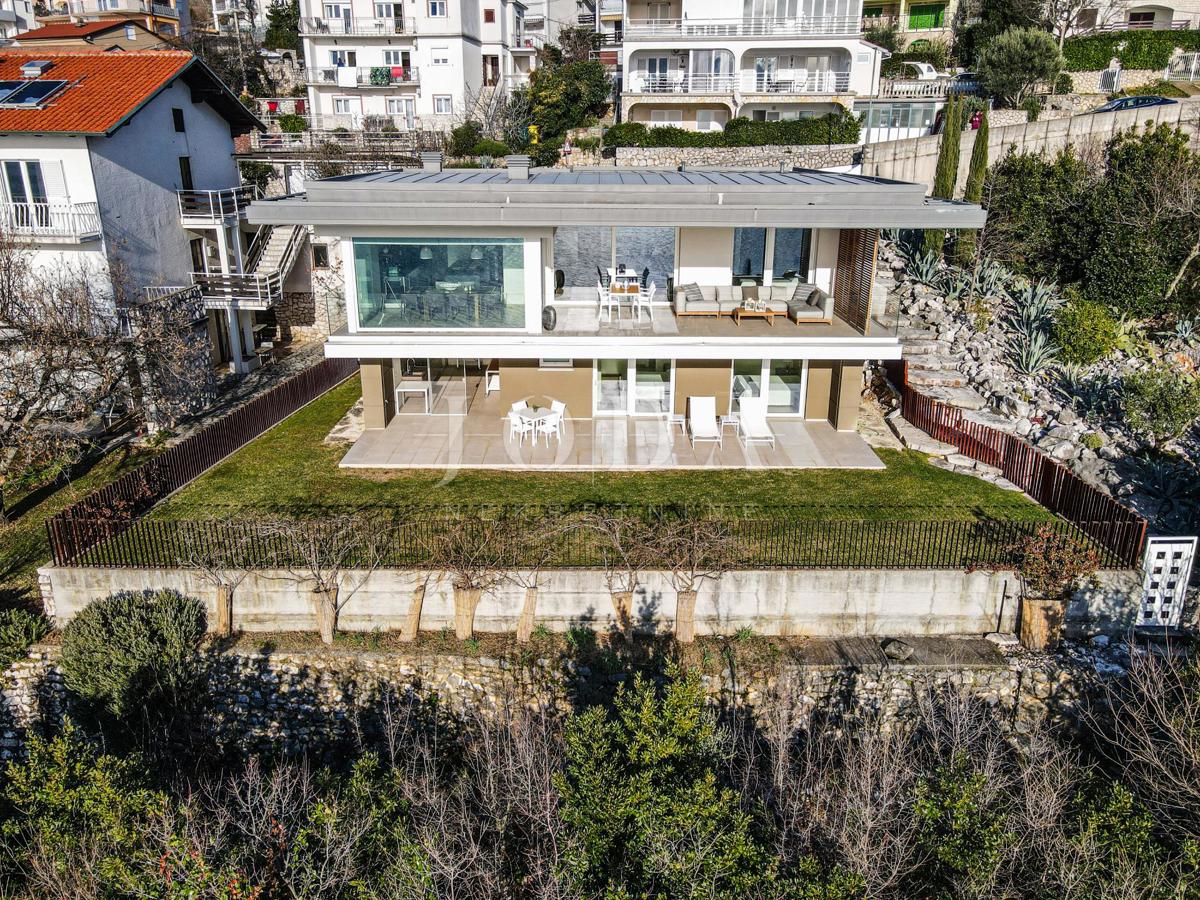 Casa di lusso in prima fila sul mare