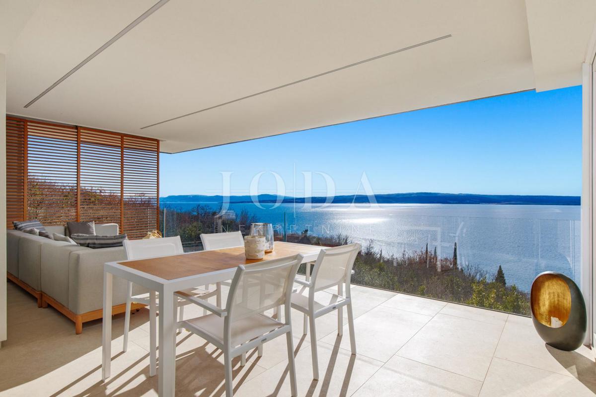 Casa di lusso in prima fila sul mare