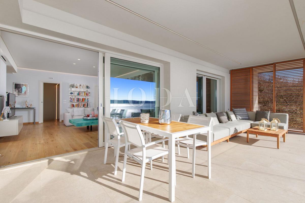 Casa di lusso in prima fila sul mare