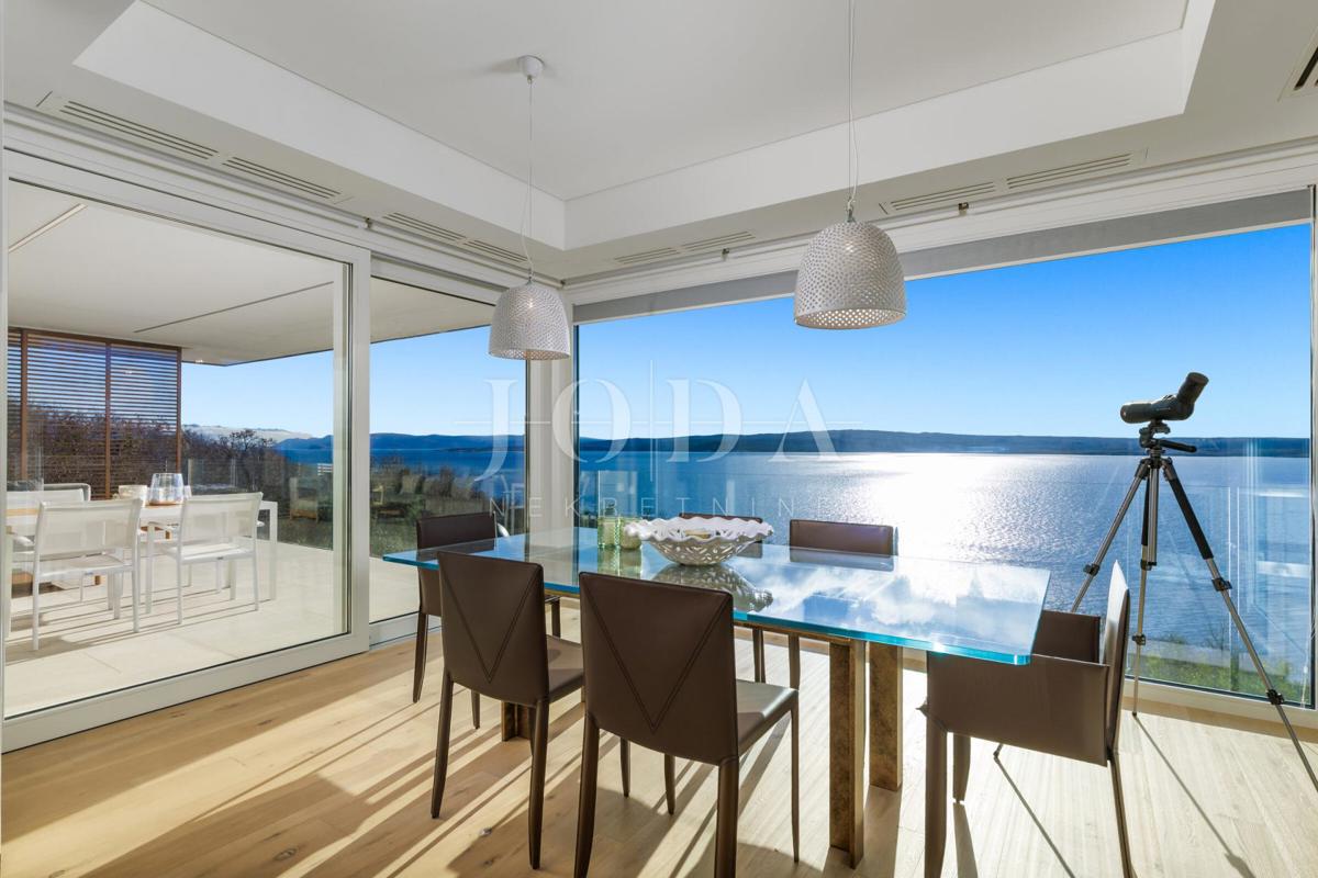 Casa di lusso in prima fila sul mare