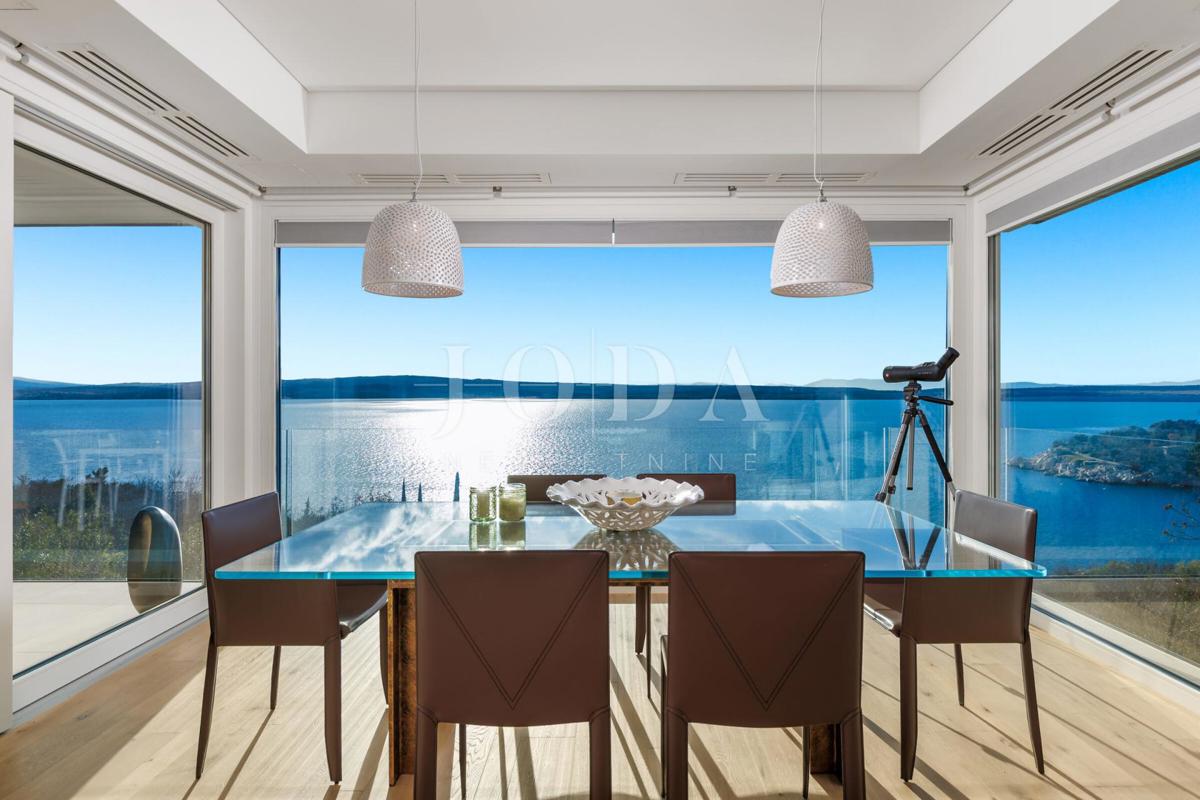 Casa di lusso in prima fila sul mare