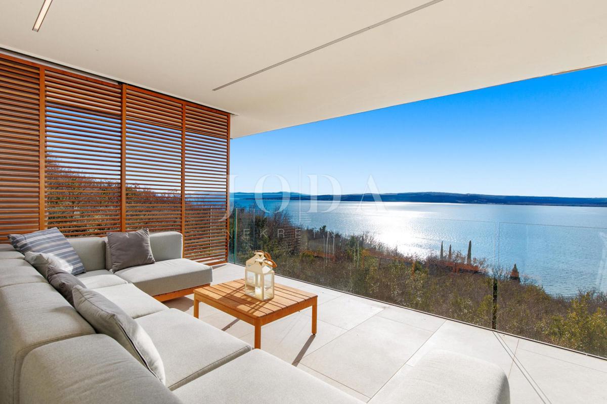 Casa di lusso in prima fila sul mare