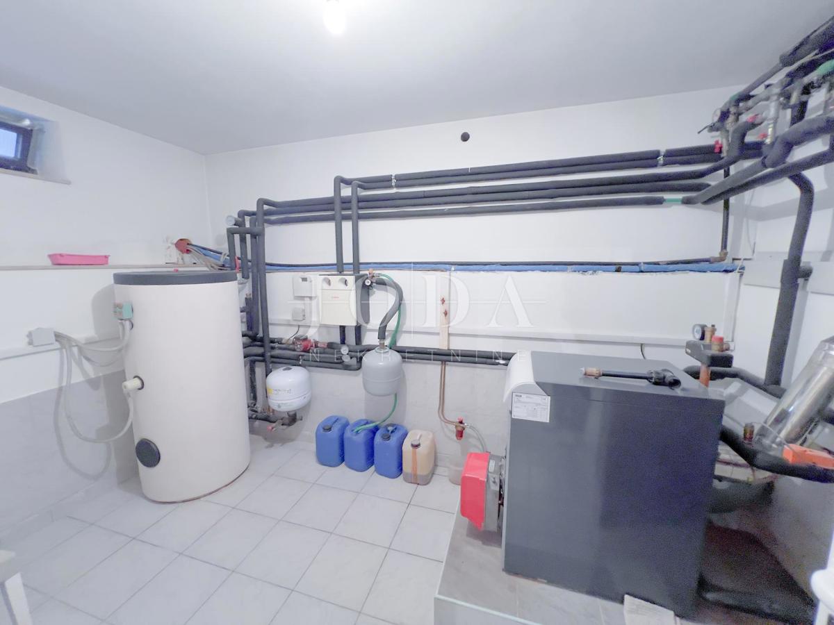 Grobnik, casa indipendente con spazio commerciale su un grande appezzamento di terreno