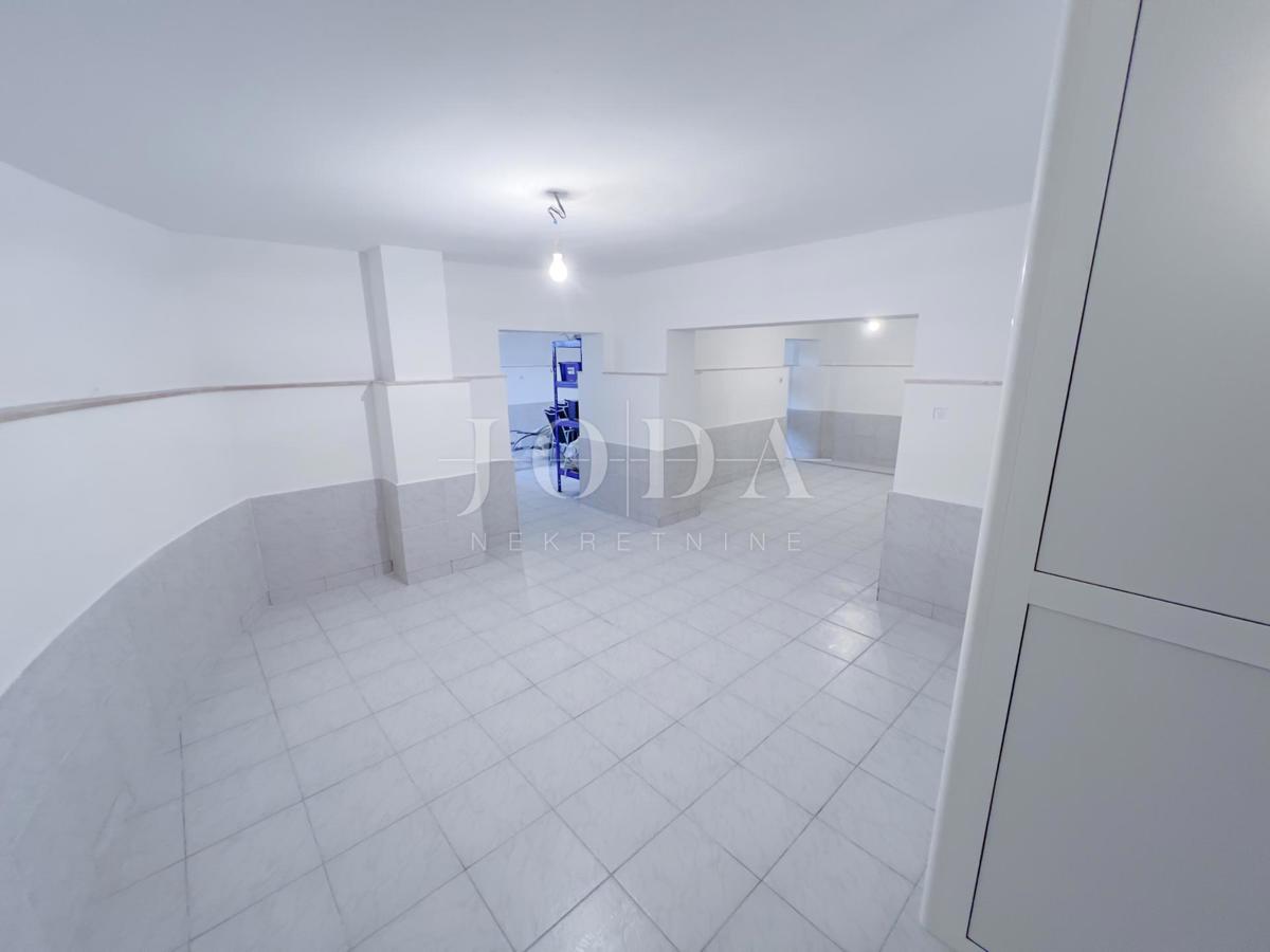 Grobnik, casa indipendente con spazio commerciale su un grande appezzamento di terreno