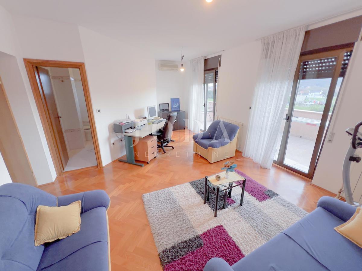 Grobnik, casa indipendente con spazio commerciale su un grande appezzamento di terreno