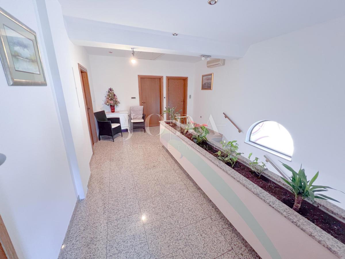 Grobnik, casa indipendente con spazio commerciale su un grande appezzamento di terreno