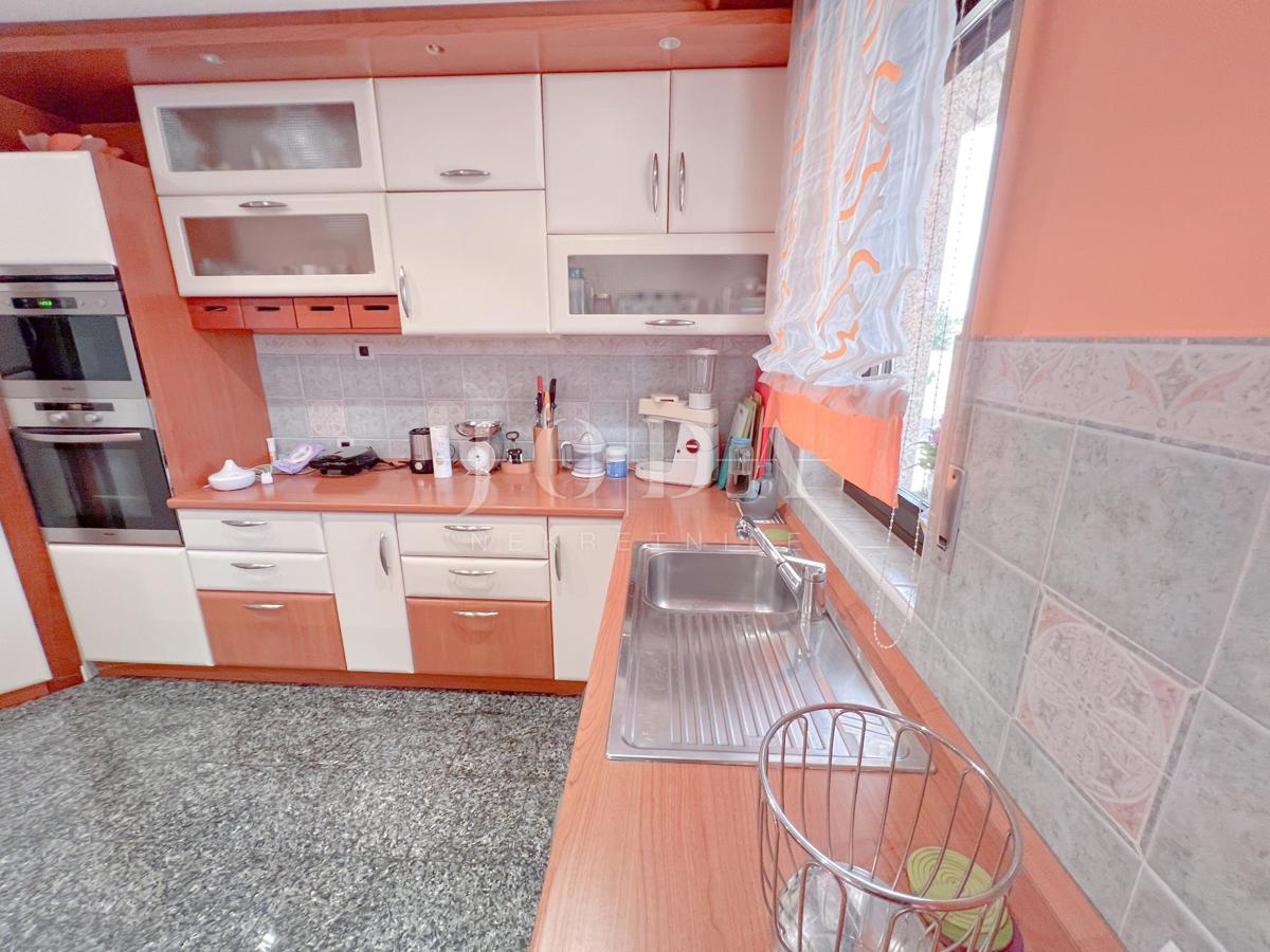 Grobnik, casa indipendente con spazio commerciale su un grande appezzamento di terreno