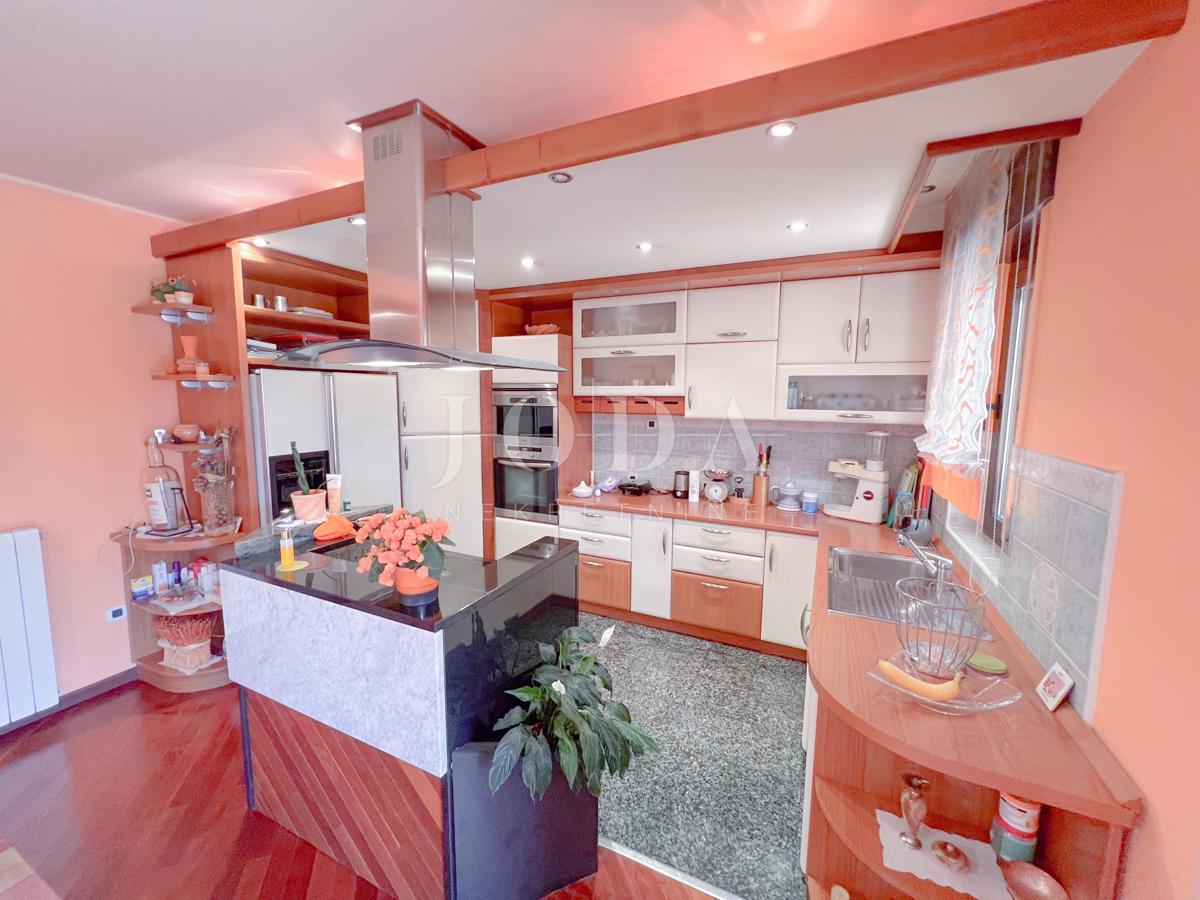 Grobnik, casa indipendente con spazio commerciale su un grande appezzamento di terreno