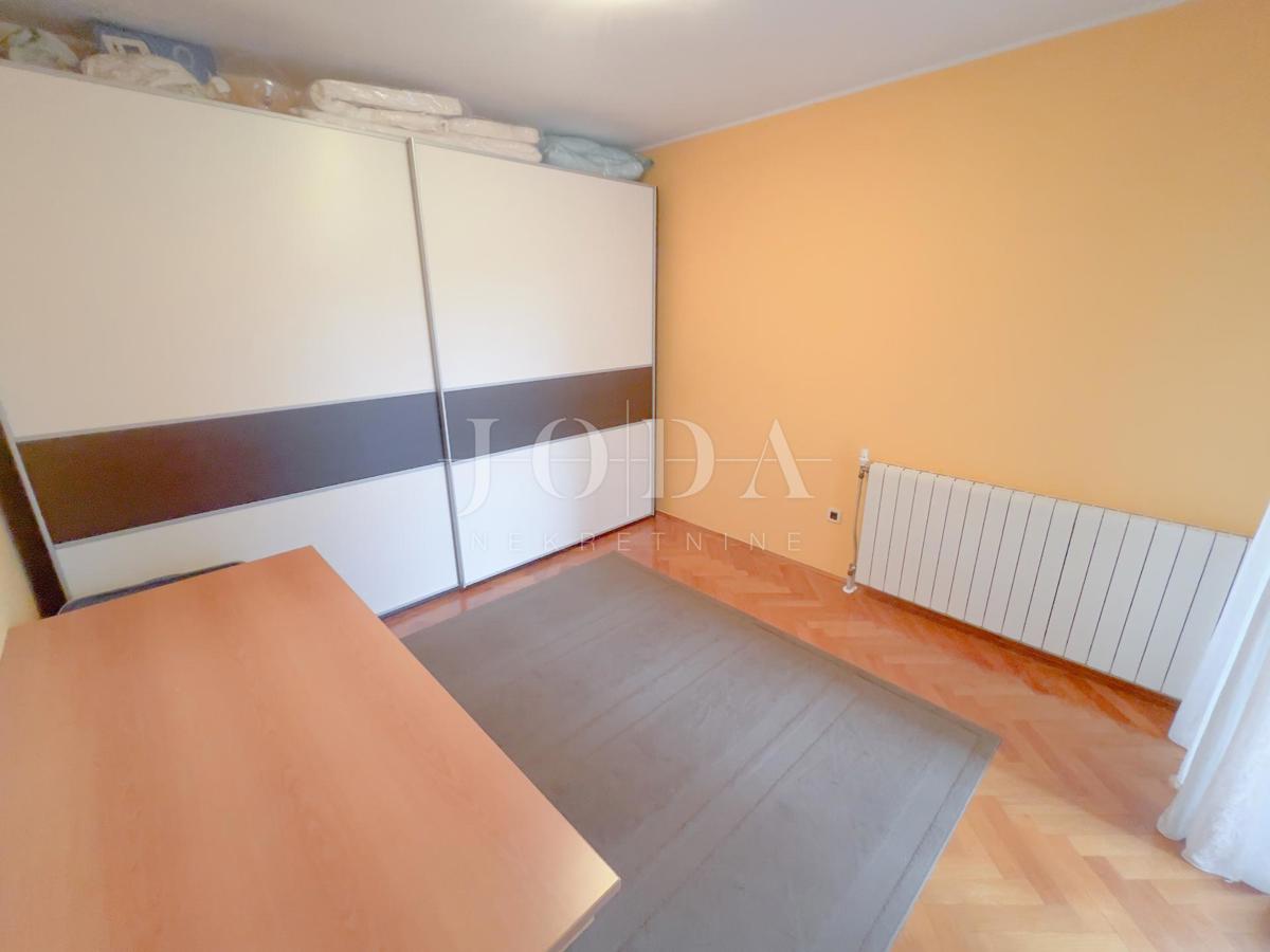 Grobnik, casa indipendente con spazio commerciale su un grande appezzamento di terreno