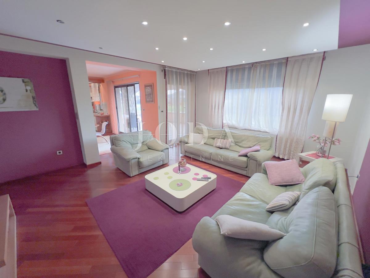 Grobnik, casa indipendente con spazio commerciale su un grande appezzamento di terreno