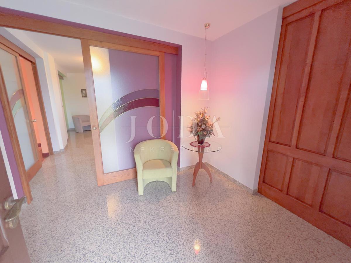 Grobnik, casa indipendente con spazio commerciale su un grande appezzamento di terreno