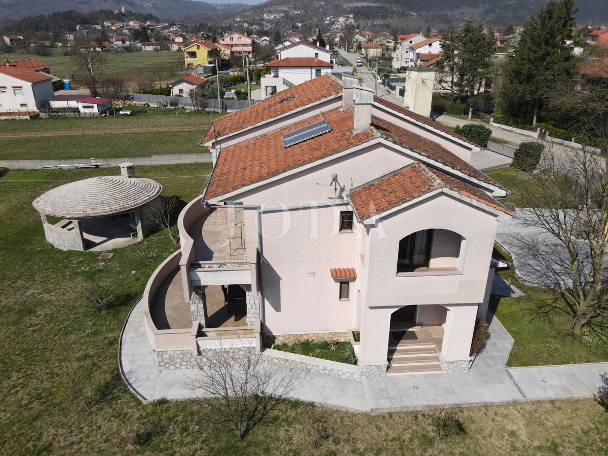 Grobnik, casa indipendente con spazio commerciale su un grande appezzamento di terreno