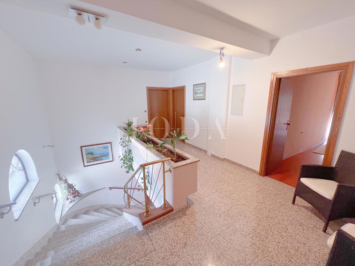 Grobnik, casa indipendente con spazio commerciale su un grande appezzamento di terreno