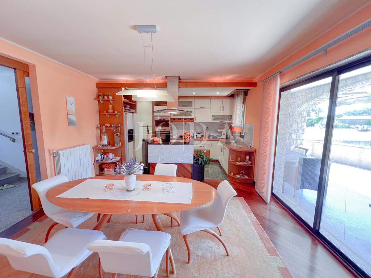 Grobnik, casa indipendente con spazio commerciale su un grande appezzamento di terreno