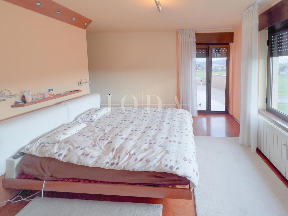 Grobnik, casa indipendente con spazio commerciale su un grande appezzamento di terreno