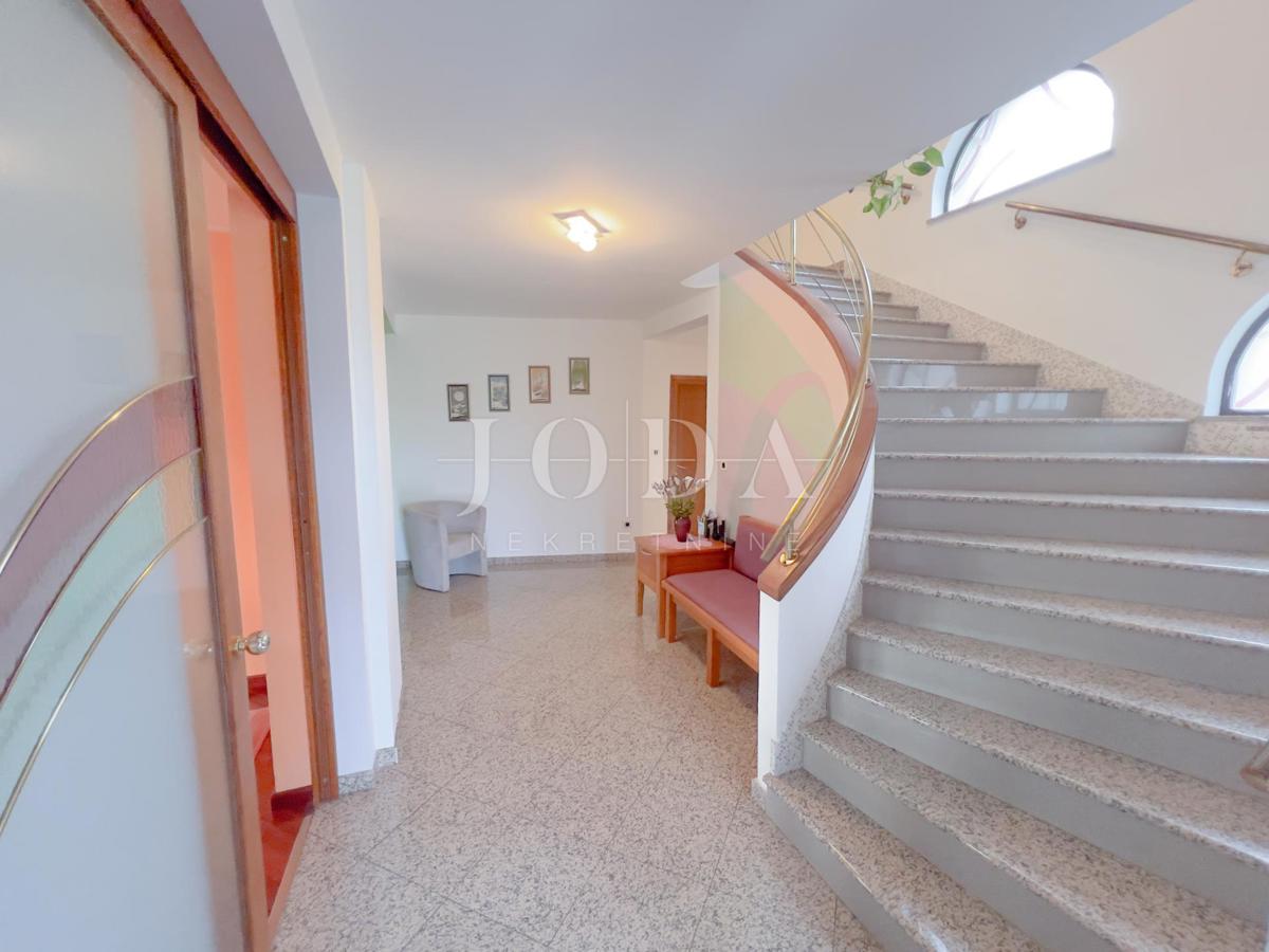 Grobnik, casa indipendente con spazio commerciale su un grande appezzamento di terreno