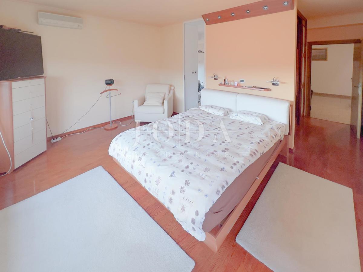 Grobnik, casa indipendente con spazio commerciale su un grande appezzamento di terreno