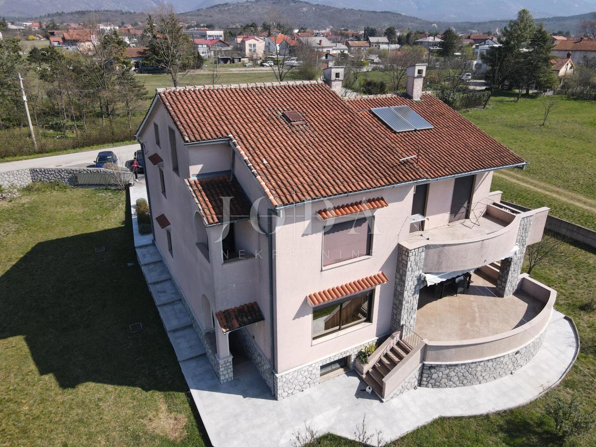 Grobnik, casa indipendente con spazio commerciale su un grande appezzamento di terreno