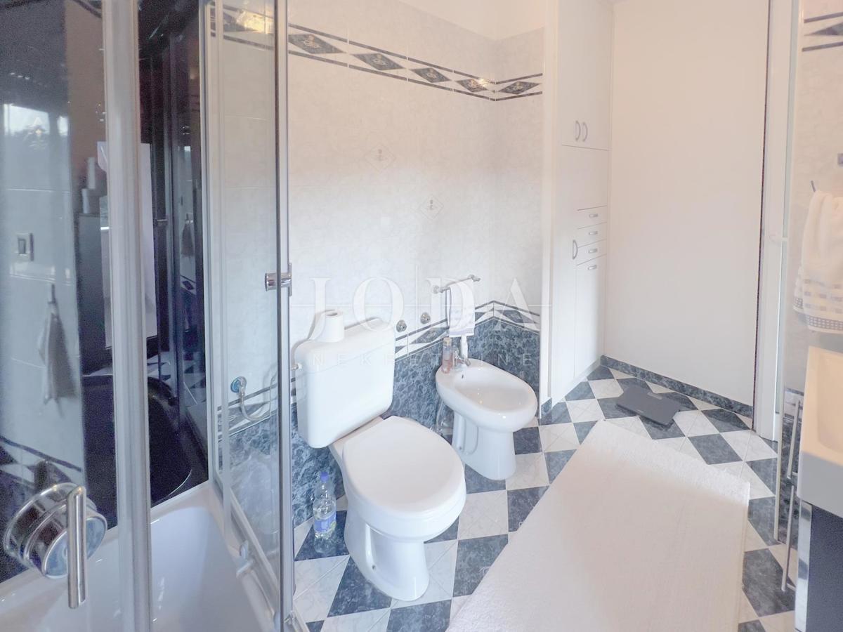 Grobnik, casa indipendente con spazio commerciale su un grande appezzamento di terreno