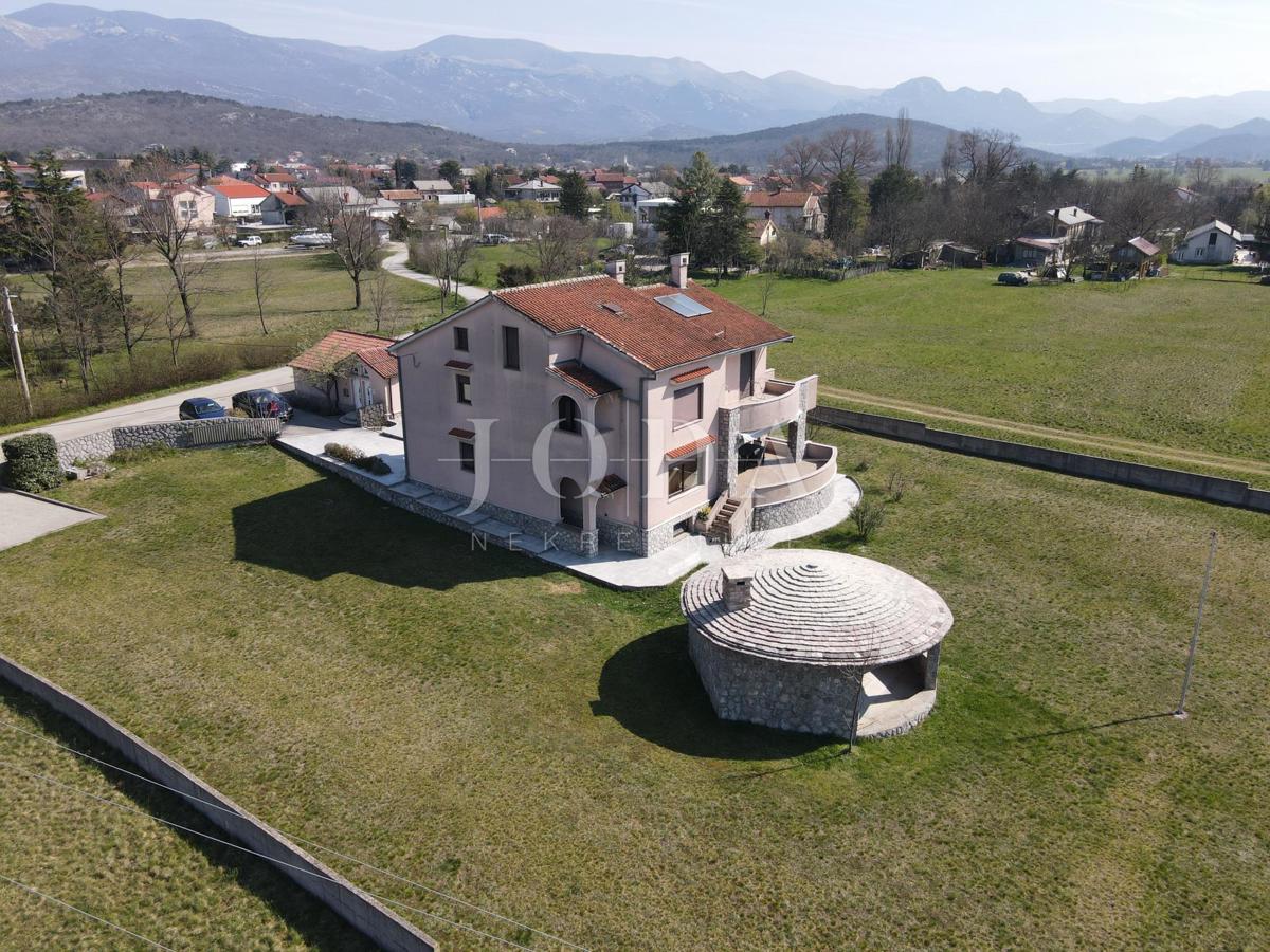 Grobnik, casa indipendente con spazio commerciale su un grande appezzamento di terreno