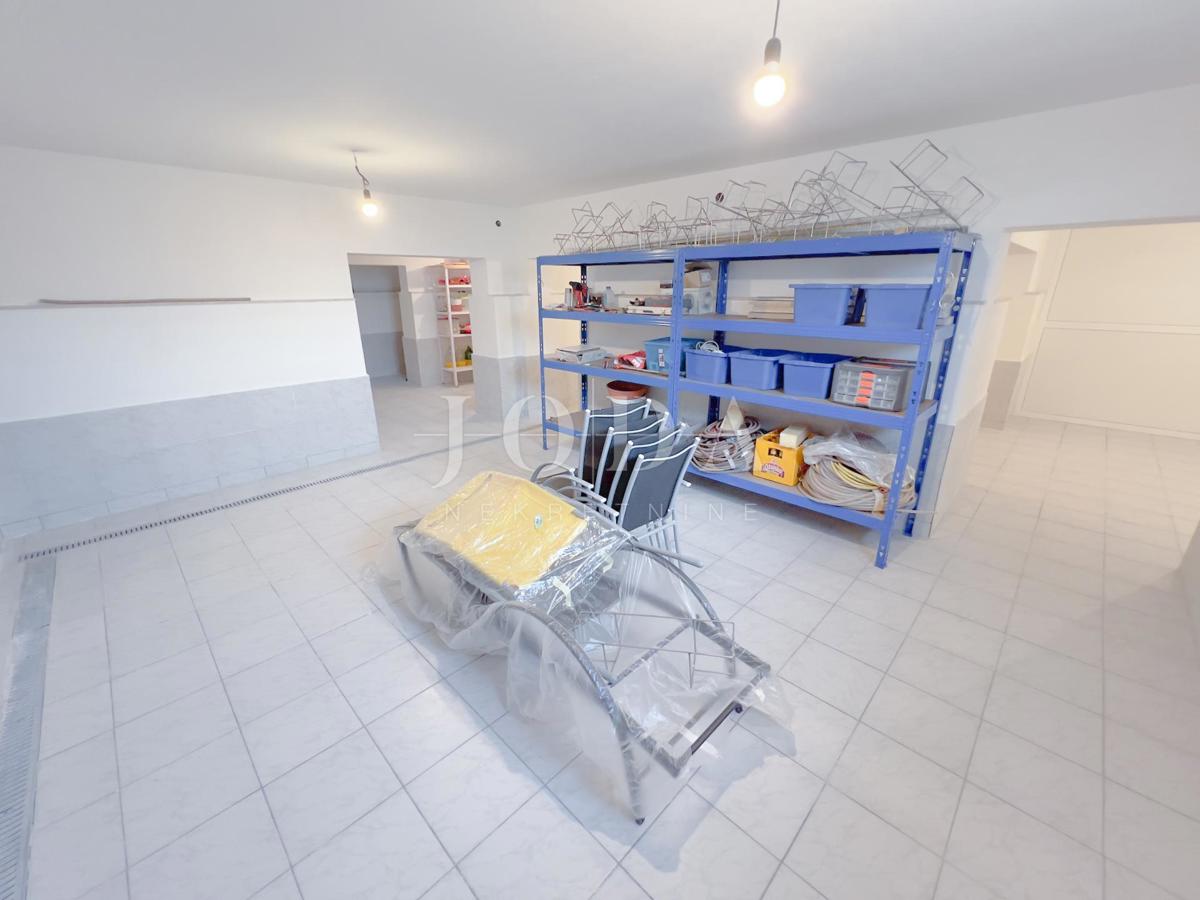 Grobnik, casa indipendente con spazio commerciale su un grande appezzamento di terreno