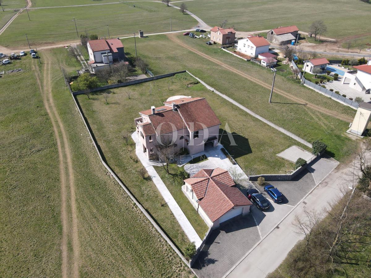 Grobnik, casa indipendente con spazio commerciale su un grande appezzamento di terreno