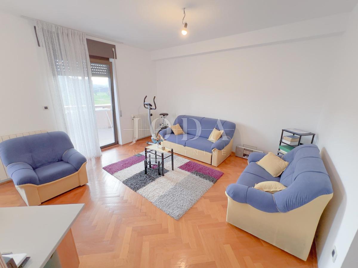 Grobnik, casa indipendente con spazio commerciale su un grande appezzamento di terreno