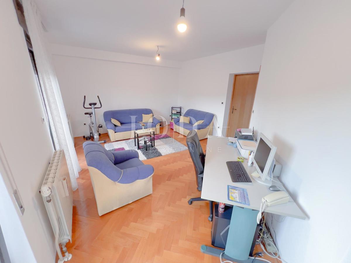 Grobnik, casa indipendente con spazio commerciale su un grande appezzamento di terreno