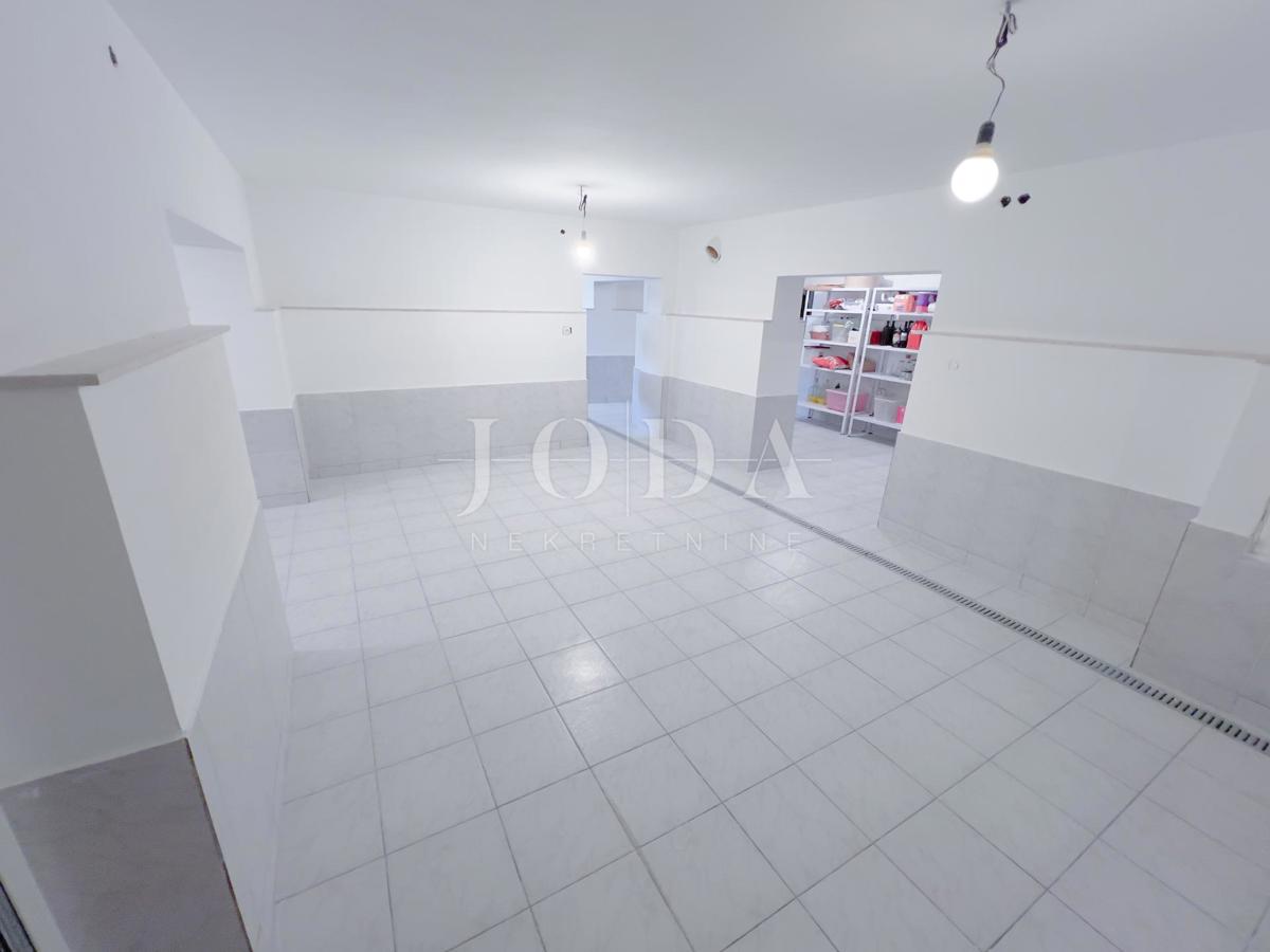 Grobnik, casa indipendente con spazio commerciale su un grande appezzamento di terreno