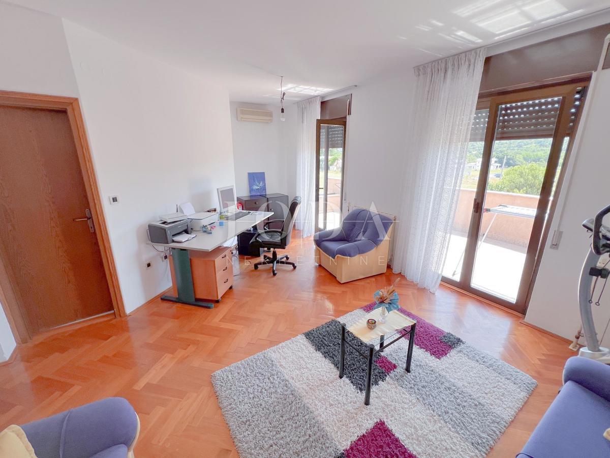 Grobnik, casa indipendente con spazio commerciale su un grande appezzamento di terreno