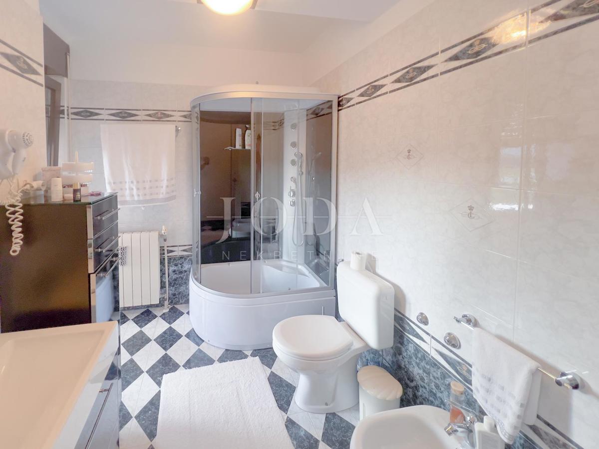 Grobnik, casa indipendente con spazio commerciale su un grande appezzamento di terreno