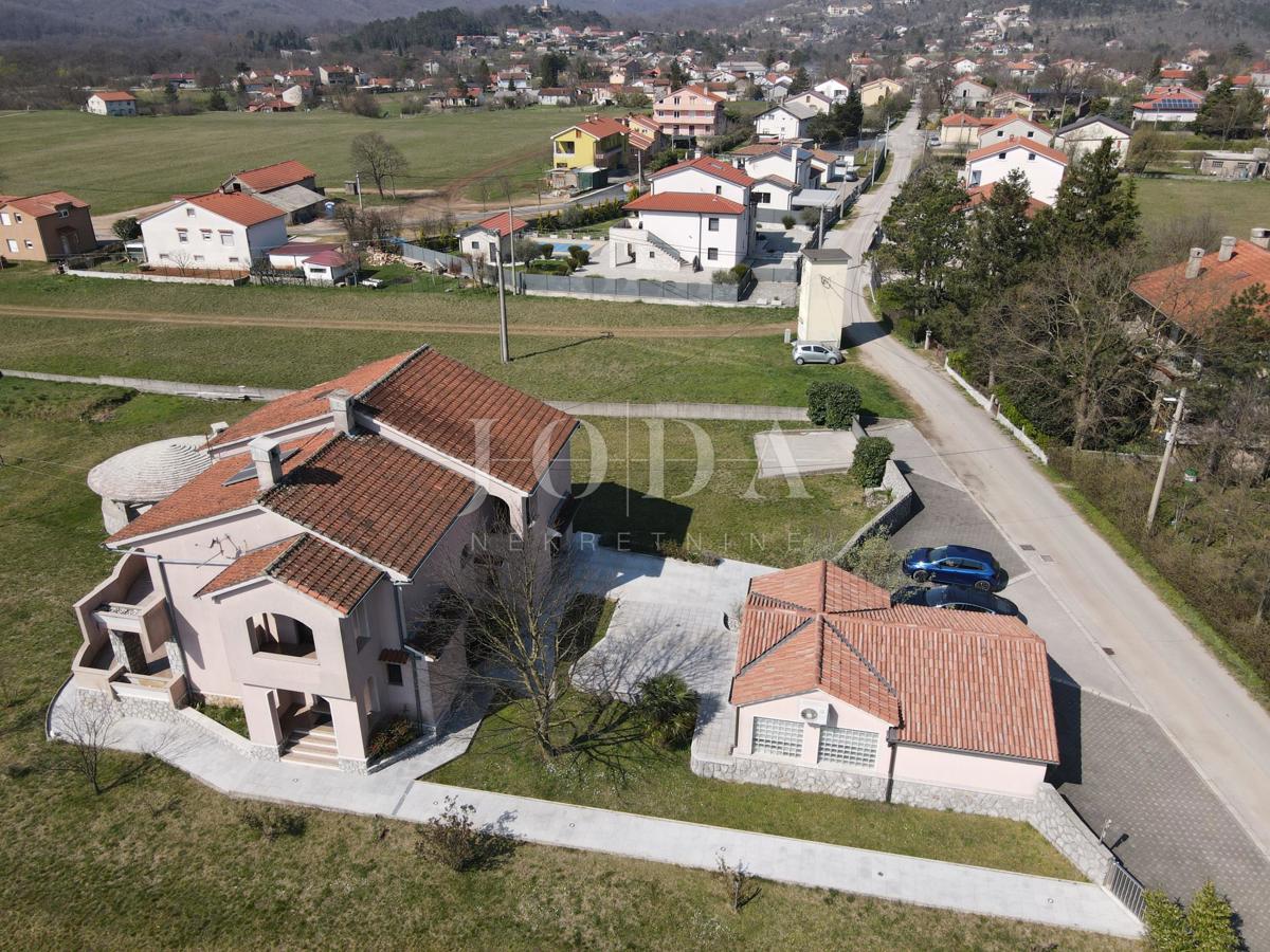 Grobnik, casa indipendente con spazio commerciale su un grande appezzamento di terreno