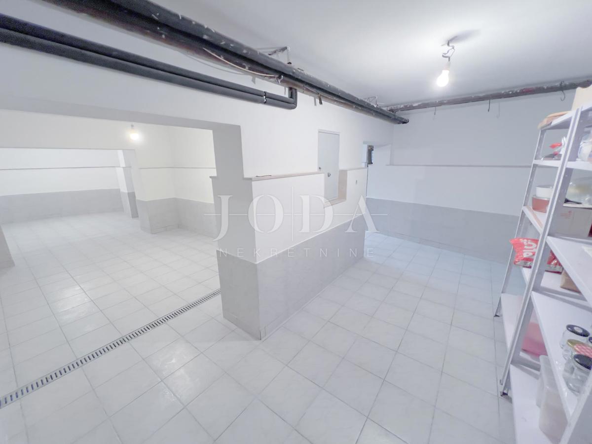 Grobnik, casa indipendente con spazio commerciale su un grande appezzamento di terreno