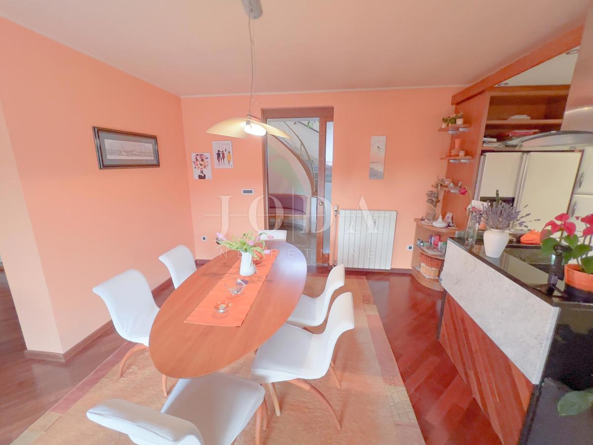 Grobnik, casa indipendente con spazio commerciale su un grande appezzamento di terreno