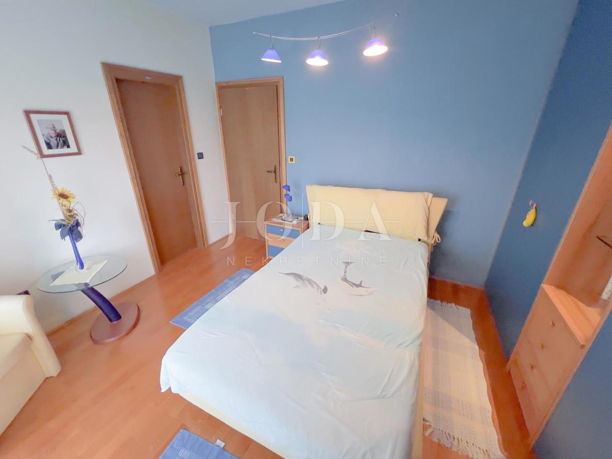 Grobnik, casa indipendente con spazio commerciale su un grande appezzamento di terreno